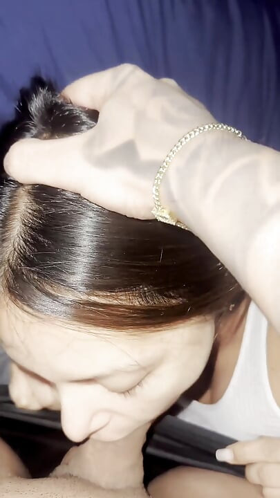 Dabboo laitina dom ko choosti hai aur uska poora bhar nigalti hai