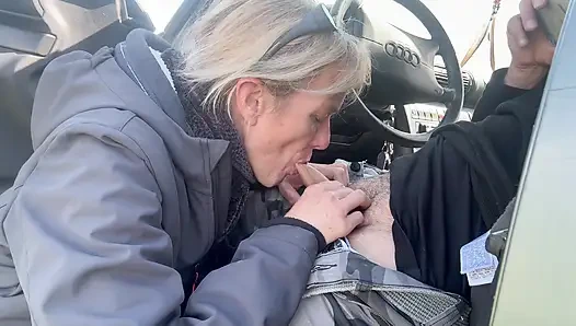 BLOWJOB IM AUTO - ICH WILL HIER UND JETZT DEINEN SCHWANZ LUTSCHEN, IN MEINEN MUND KOMMEN