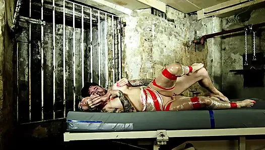 Pelacur Perancis bertato yang diikat makan air mani setelah ngentot bdsm yang intens