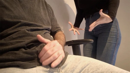 Verheiratete kollegin lutschte mich im büro, während ihr ehemann kam