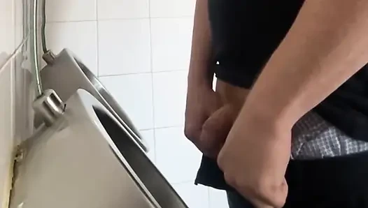 Tuvalette kızıl saçlı bir adamı izliyor