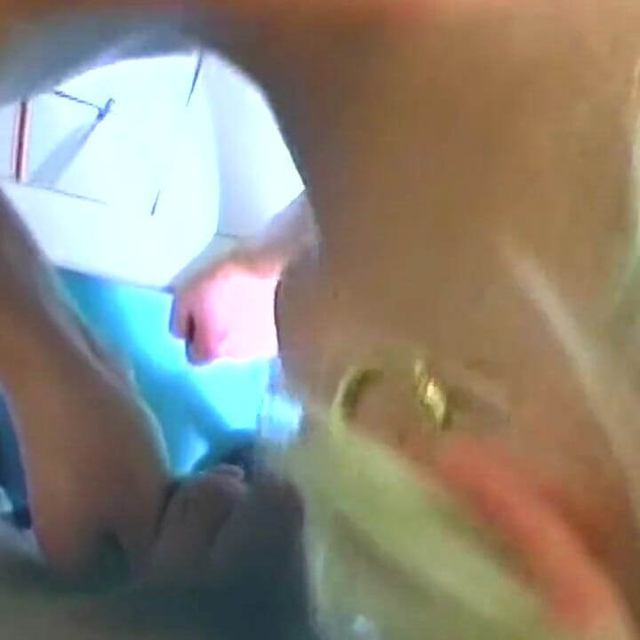 Cewek rambut pirang dengan memek berbulu lagi asik nyepong kontol dan di-fingering dengan ganas