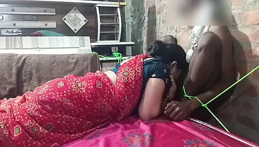 Baldız bağlı ve kendi kayınbiraderi ile sikişiyor ve odada ustalık yapıyor.