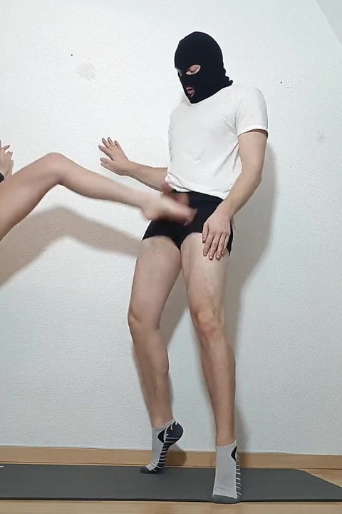 Ballbusting in Knappen Bikini