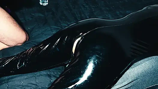 Önce beni dildoyla sikiyor, sonra yarağıyla bana nüfuz ediyor ve kıyafetime bolca boşalıyor