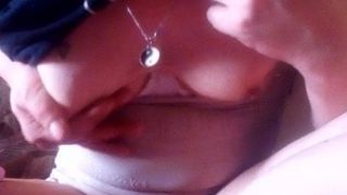 Victoria masturbe les seins