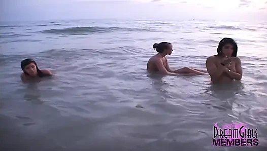 Üç ateşli kız halka açık bir plajda sevişiyor ve üstsüz oluyor