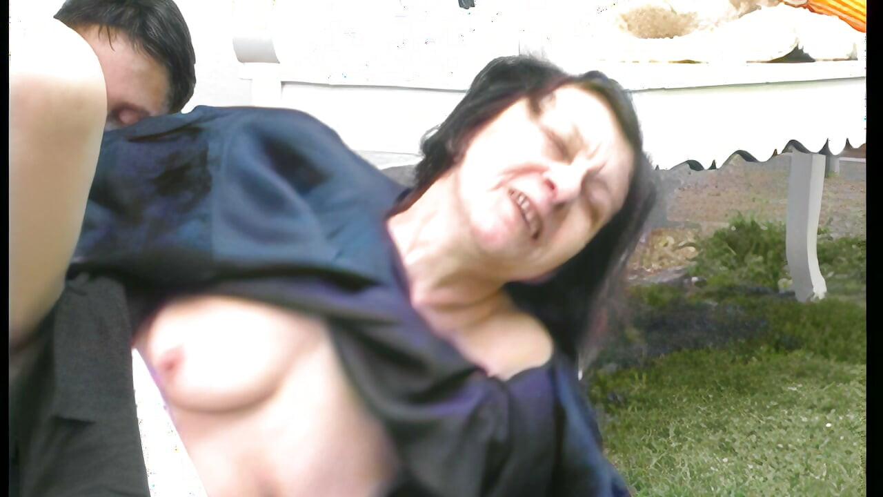 Abuela en bata azul se traga la polla hasta el fondo al aire libre