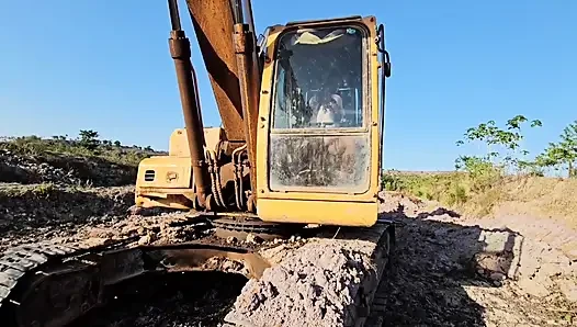 Irresponsible Operator Abandons Work to Engage in Transactions Inside a Machine During Working Hours