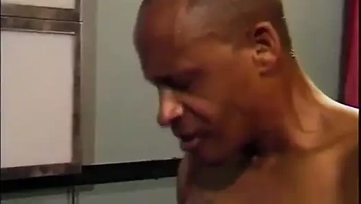 Pesta seks hitam dan putih... Menjilat ngentot colok memek