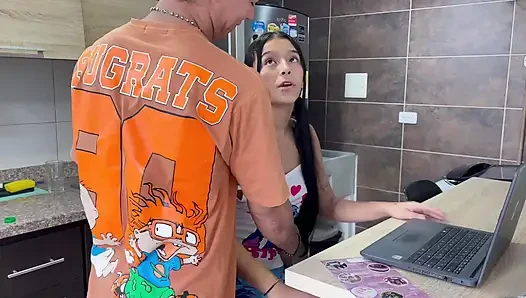 Aku ngentot saudara tiriku yang masih muda saat dia lagi ngelakuin pekerjaan rumahnya, aku muncrat di dalam memeknya