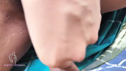 Принимая ванну, Комаль немедленно подошел к земле и начал трясет