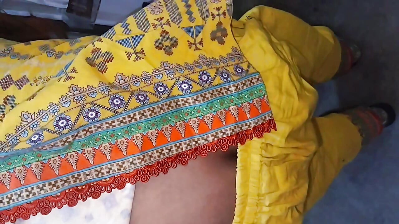 بهابي باكستانية جميلة تنظف الثلاجة في الشتاء