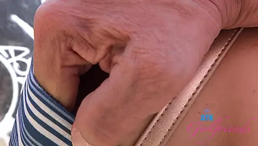 Mira ile plaj günü eğlencesi: ıslanıyor ve çaresiz bir sürtük gibi arabada yarağına sert biniyor!