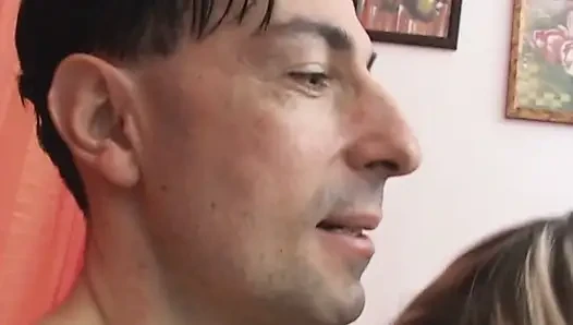 Heiße milf gefilmt, während sie von einem jüngeren typen geknallt wird