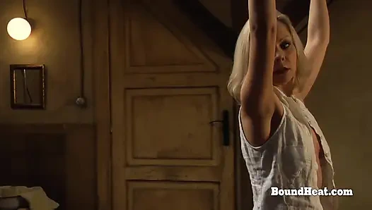 Freche lesbische sklavin benutzt großen strapon, um herrin zu befriedigen