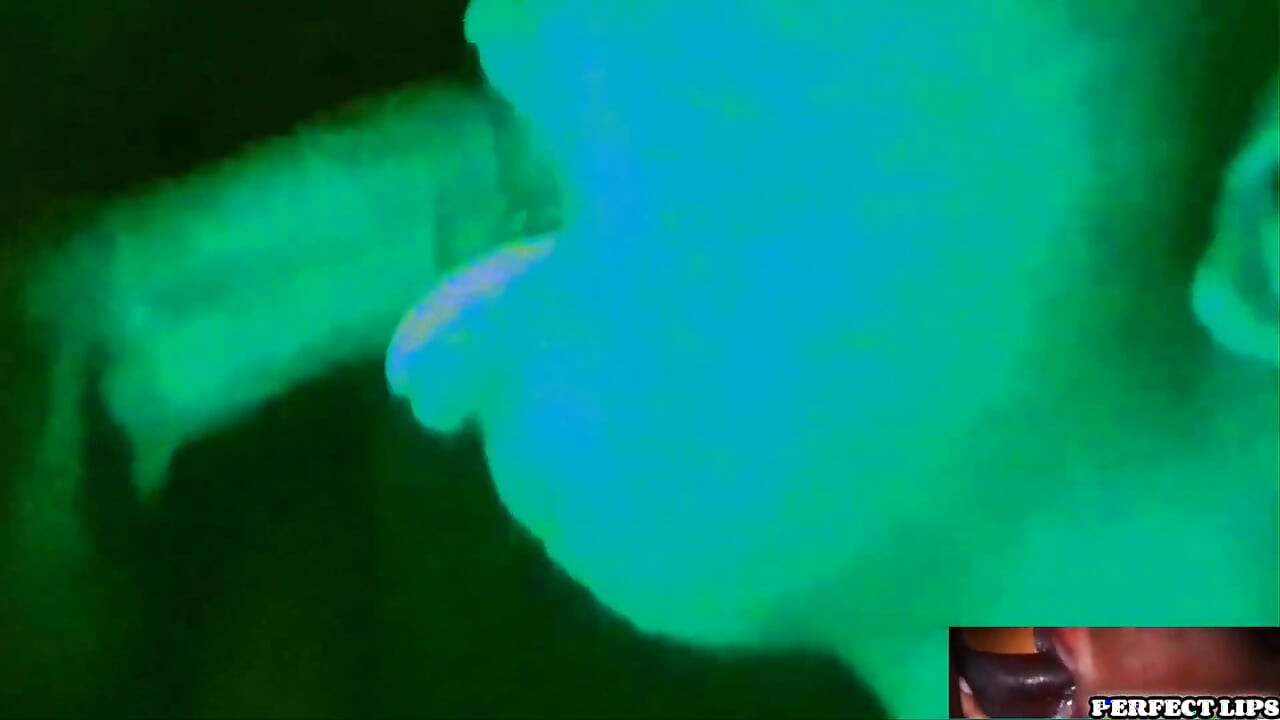 Ela foi à visão noturna e chupa pau!!