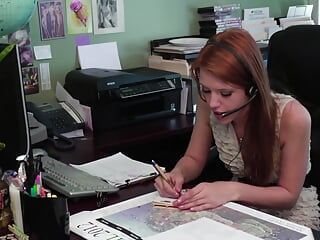 Dojrzała szefowa biura uwodzi swojego rudowłosego nastoletniego pracodawcę