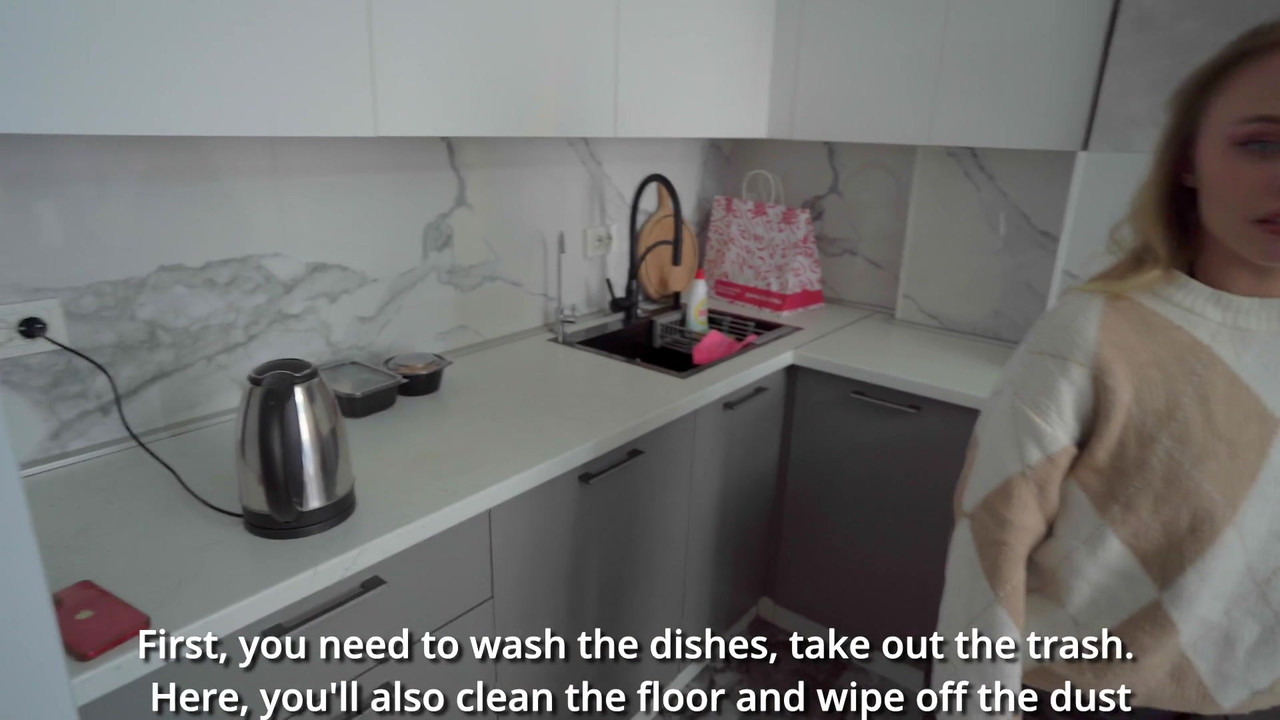 新来的女仆做不好，所以她不得不操她的小穴并在嘴里射精