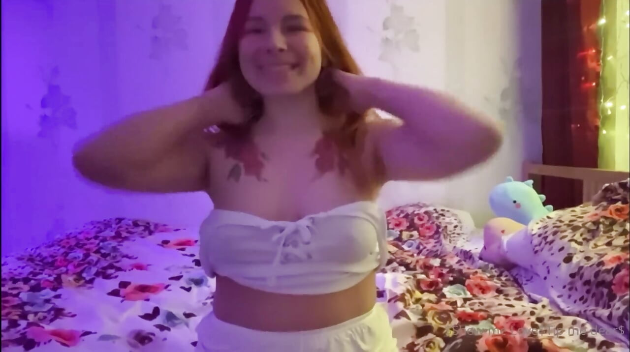 Người đẹp giật ra âm hộ đàn hồi của cô ấy và vuốt ve mông của cô ấy trước ống kính