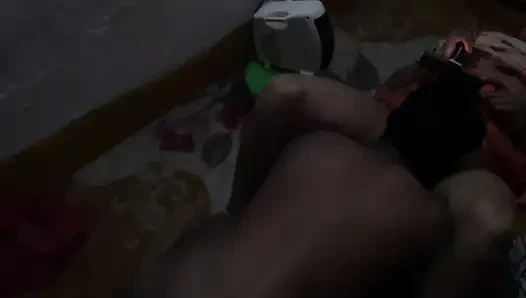 Сводный брат трахает сводную сестру, трахая полностью обнаженную