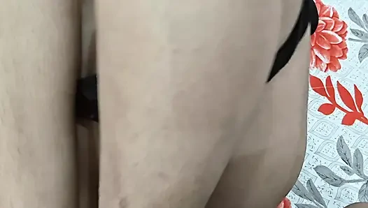 Azgın bir Hintli kız kocası tarafından çok sert sikiliyor
