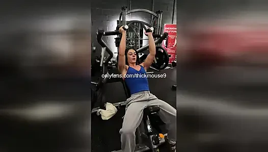 Ups at gym: nggak sengaja nggak sengaja mengekspos memek gadis ini waktu lagi olahraga!