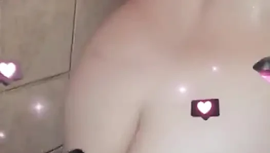 Aku lagi asik mandi dan muasin memekku sendirian
