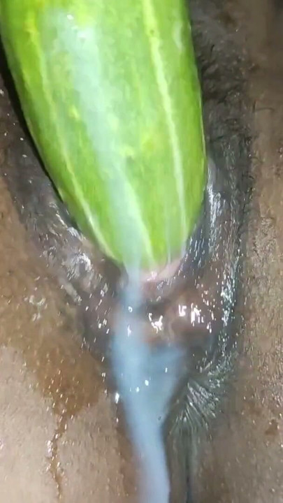 Femme pinay excitée qui se masturbe pour la première fois avec un concombre et qui gicle beaucoup | Clip 1