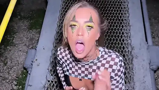 Я затерялся в лесу в темноте на Хэллоуин, когда набежал на пробу покончить с членом в середине ночи