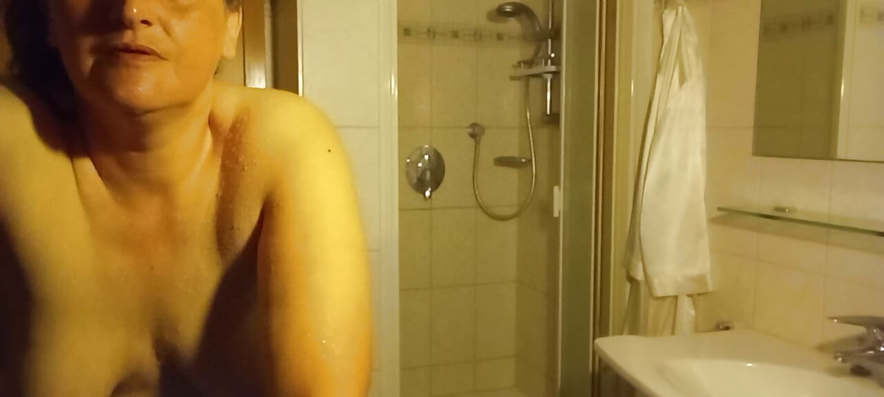 Awas sehari-hari - eva lagi pamer tubuh rubens alaminya di kamar mandi