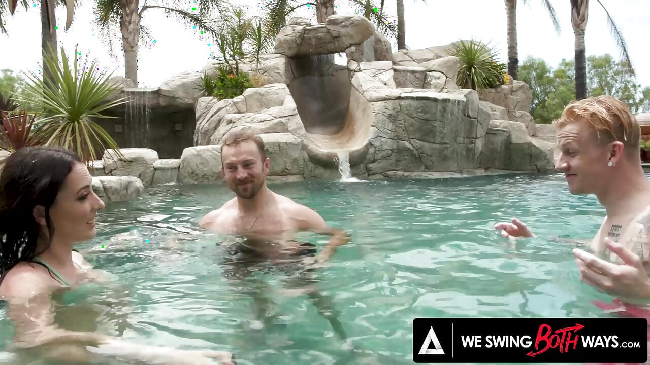 NE LEAGĂNĂM ÎN AMBELE SENSURI - Sexul în trei cu Victoria Sunshine la piscină îl transformă pe iubitul bisexual cu penetrare dublă