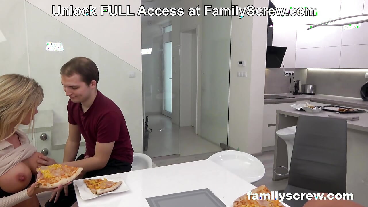 آیا نمی توانیم مثل یک خانواده معمولی شام بخوریم؟ در FamilyScrew