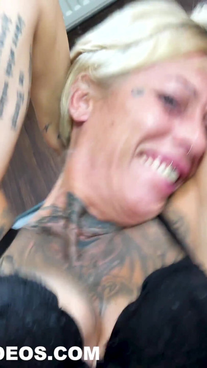 SıSKA ORTA YAŞLı SEKSI KADıN VICKY ALMAN SÜRTÜK PREZERVATIFSIZ SIKILIYOR | Klip 2