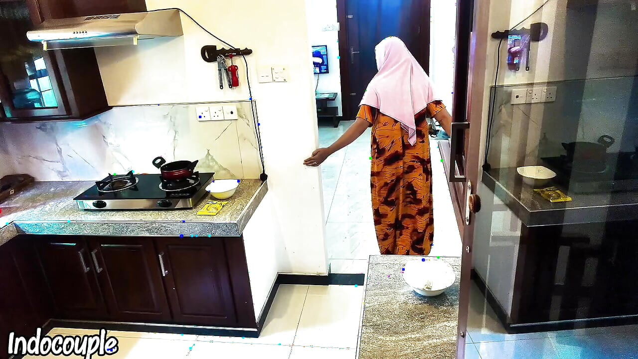 Adik berhijab memanggil saudari suami untuk memeriksa gas tidak bekerja. Pasangan bulan madu nikmat di dapur