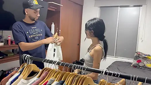 Eine schöne angestellte gibt mir ein Hemd gegen einen wilden und leidenschaftlichen fick, bis sie zum orgasmus kommt.