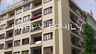 Família feliz - trailer (palmada)