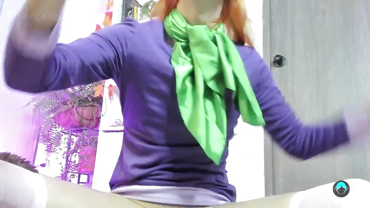 Η γιγαντιαία Daphne Havin διασκεδάζει με το ανθρωπάκι της πριν τον φάει