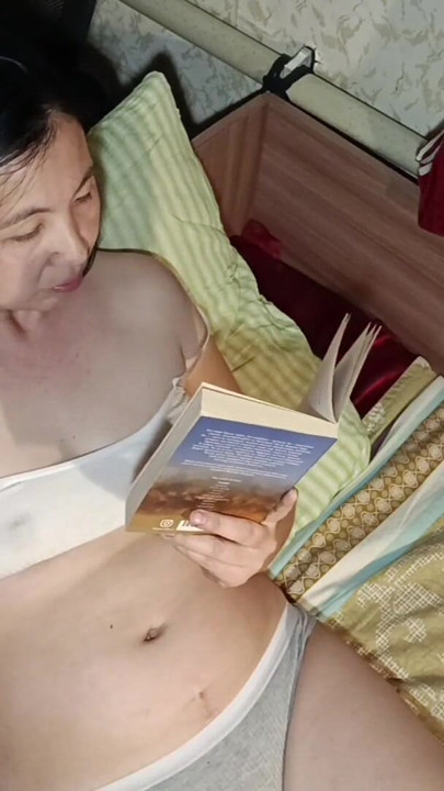Stepson loves to jerk off and give a dick in his stepmom's mouth while she is busy reading | Clip 2