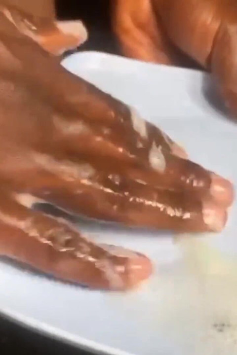 Sevimli tatlı yarağıyla bulaşıkları yıkadı