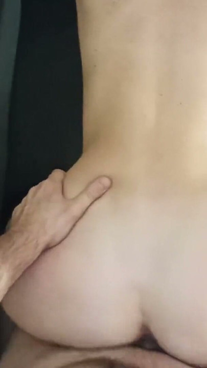 Une sportive à gros cul en bas se fait baiser, éjaculation dans la bouche | Clip 2