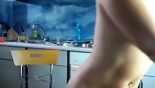 SexyDea испытывает оргазм с плагом