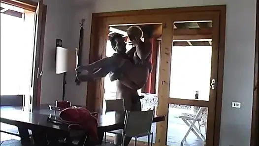 Tante seksi rambut pirang dientot habis-habisan sama kontol besar di depan umum