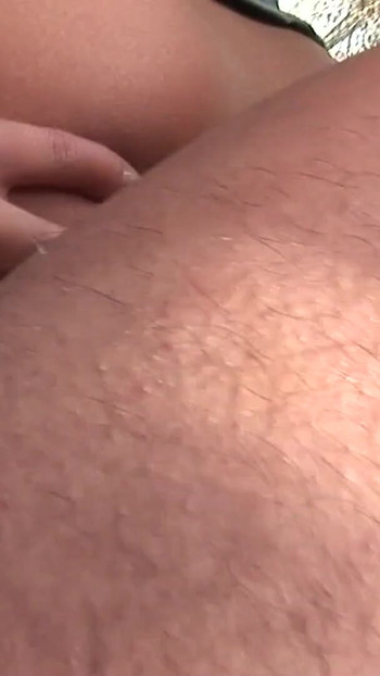 لحظة آسرة من "رجل مقنع ينيك امرأة في السيارة في غابة قوية"