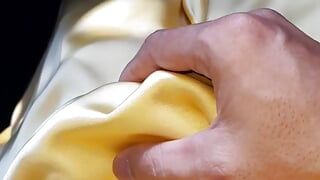 Masturbazione con un abito dorato di seta di raso sborrata