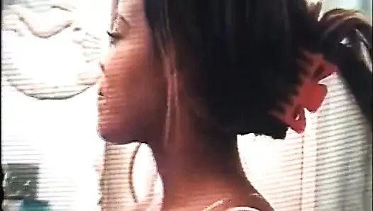 Güzel zenci lezbiyenler yüzme havuzunda amcık yalıyor