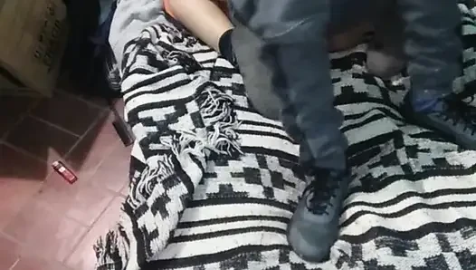 Montanolu kız yerdeki yatakla giyiniyor