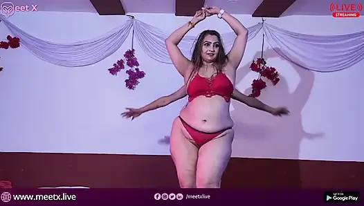 Pasangan sange ngentot dan bersenang-senang di pertunjukan langsung