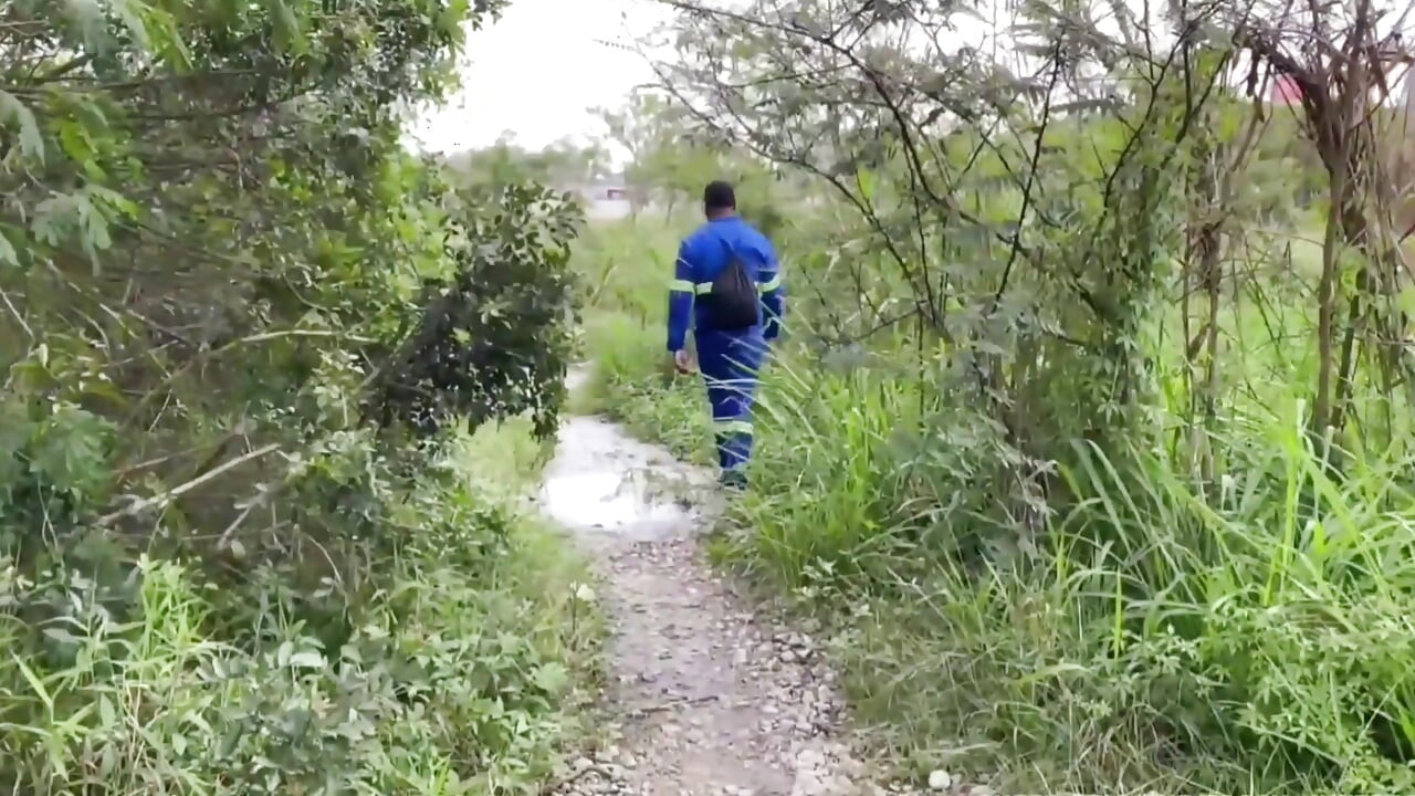 Radnik je prošao kroz park i popušio.