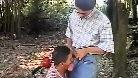 Kıllı latin delikanlılar açık havada sikişiyor